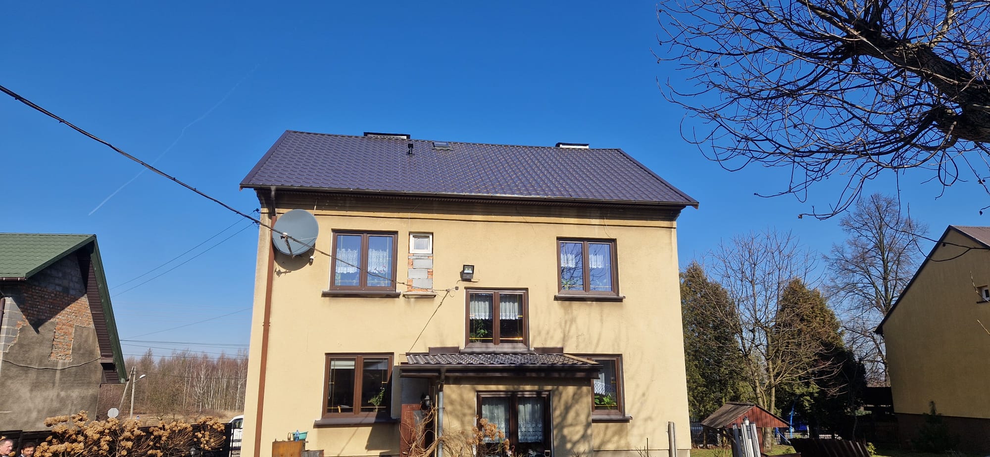 Nowe pokrycie dachu budynku mieszkalnego