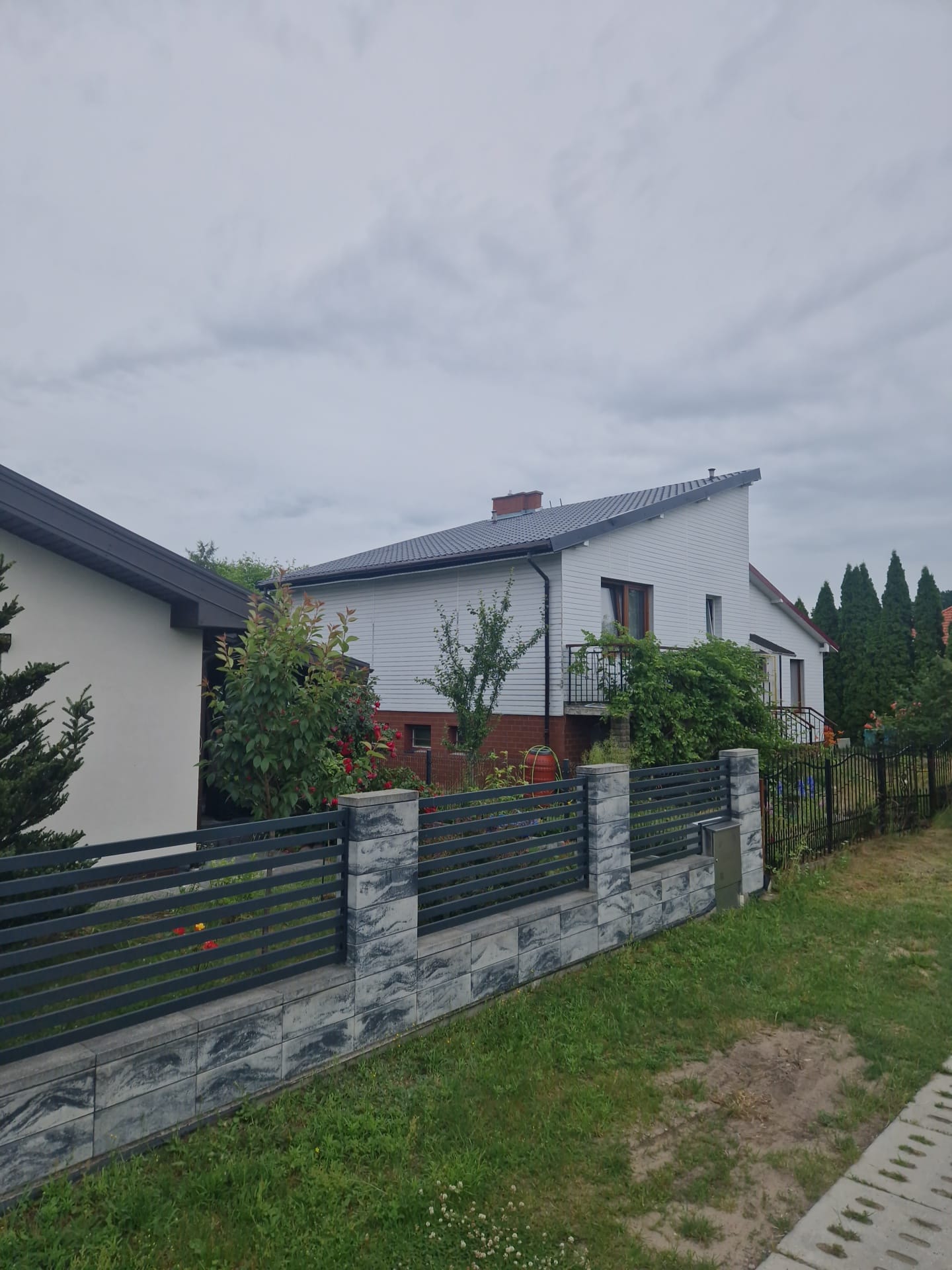 Nowe pokrycie dachowe domu jednorodzinnego